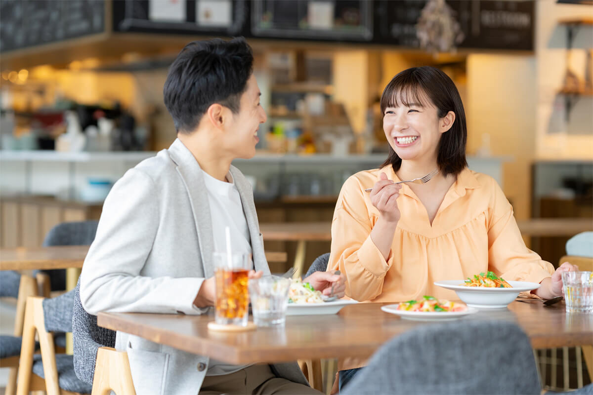 31915383_m カフェデートで談笑するカップル