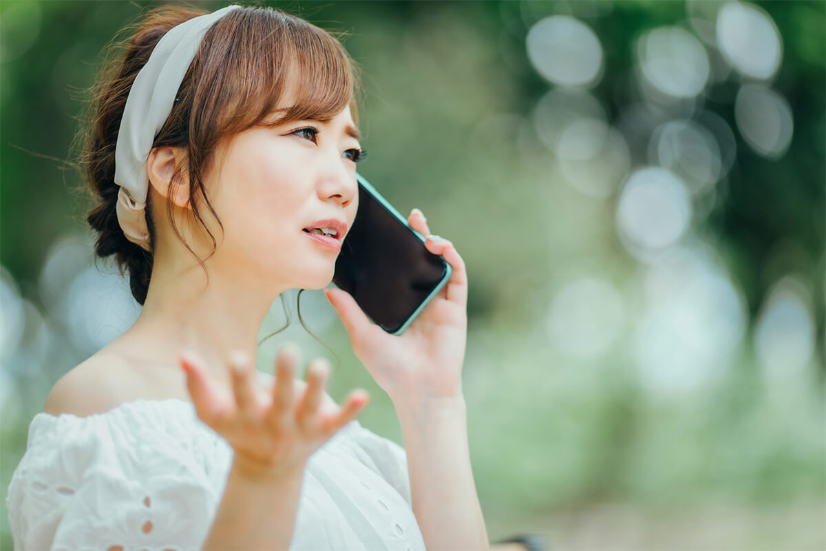 3770707_m スマホで話している女性。少し悲しいような困ったような表情