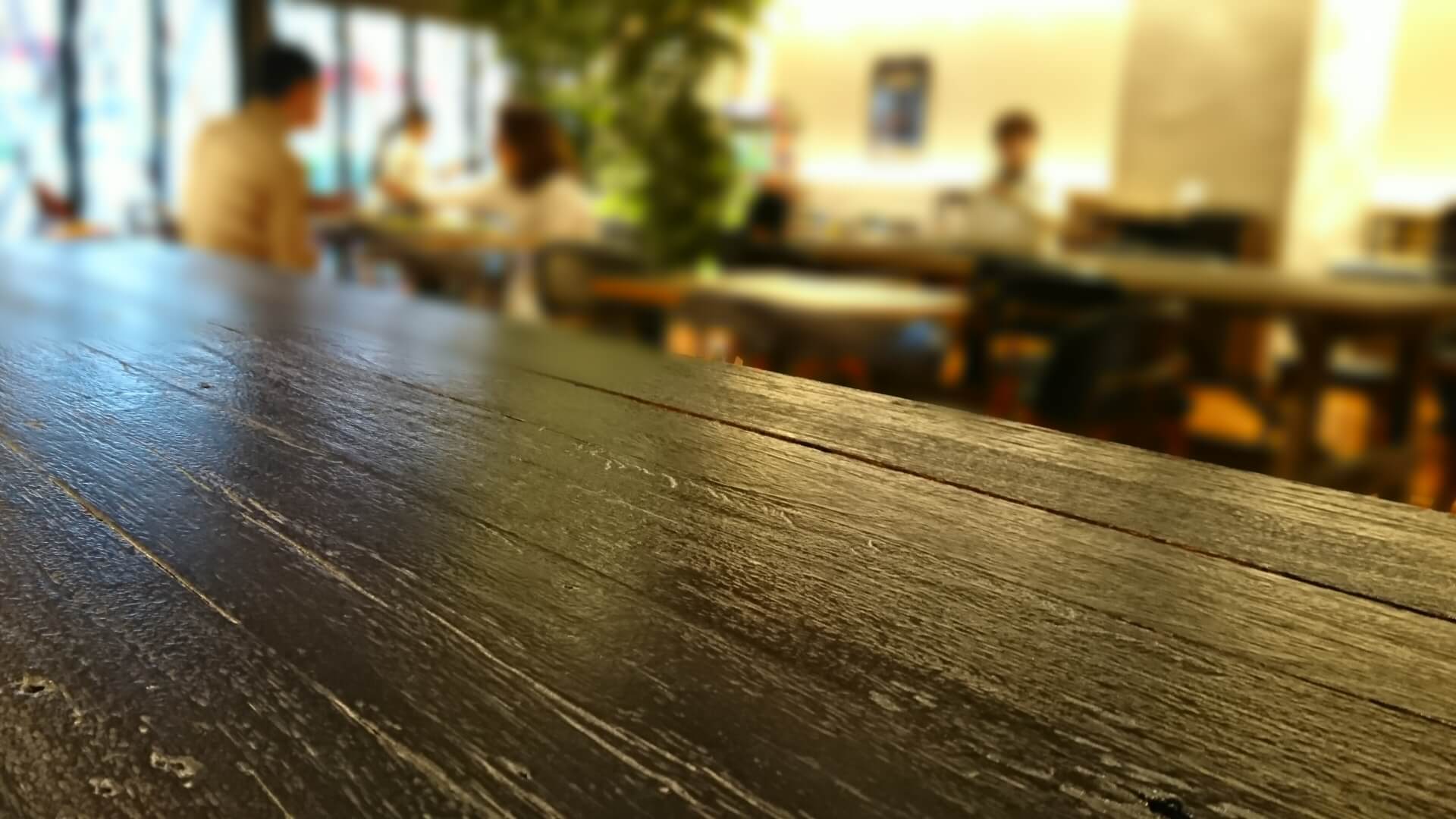 カウンターはガラガラで、奥に移っているテーブル席もいくつか空いているカフェの店内